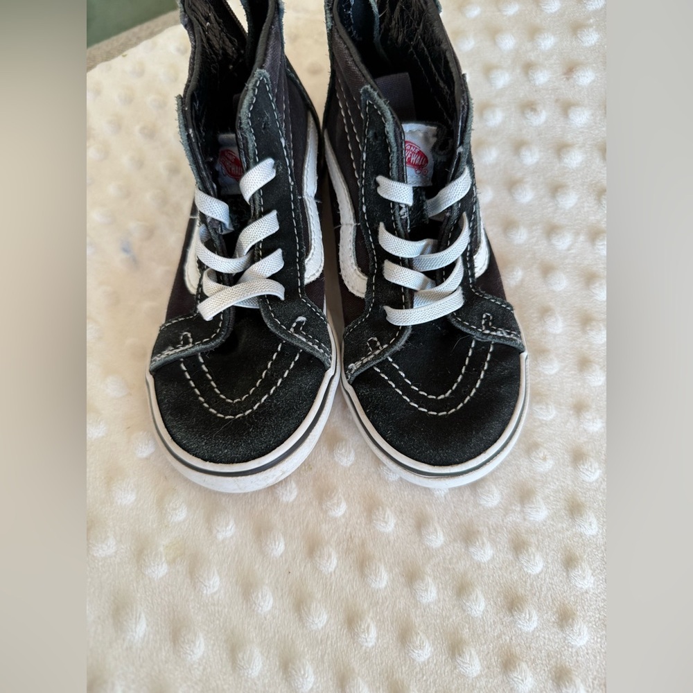 Vans Boy's K Sk8-hi Zip-K Sneaker
In the good condition